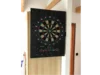 Elektronische Dartscheibe an Wand montiert