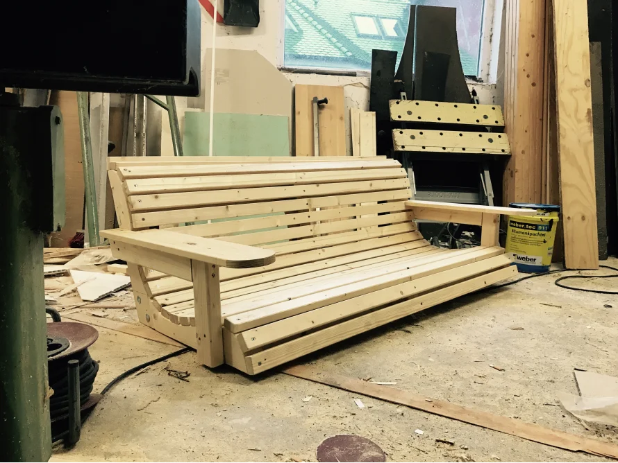 Unfertige Holzbank in Werkstatt