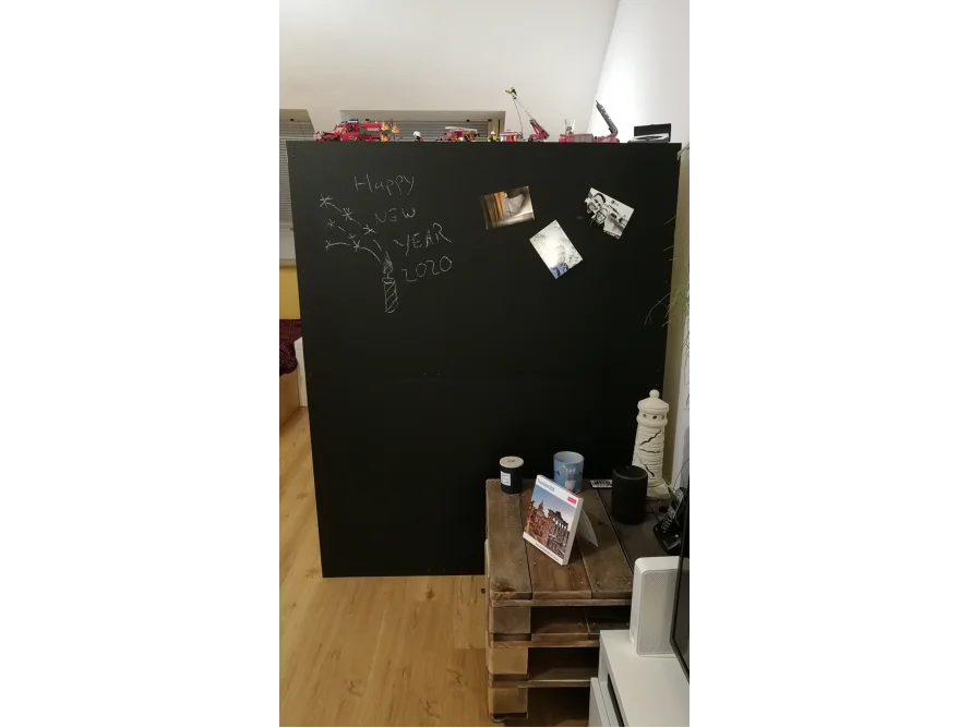 Schwarze Tafel mit Silvesterdekoration