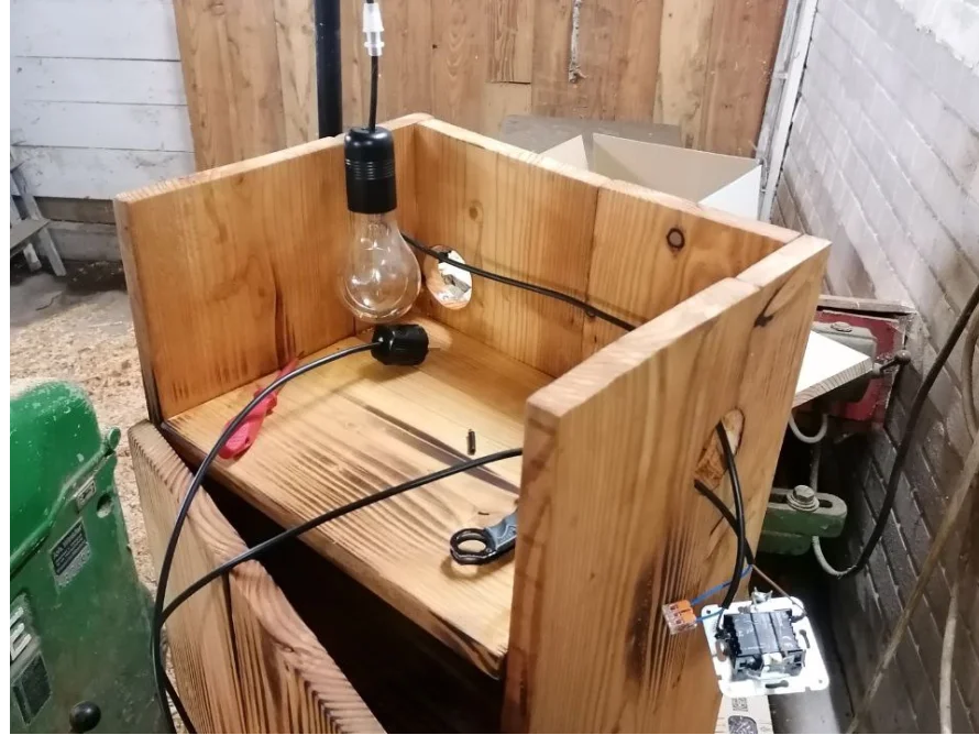 Holzschrank mit Verkabelung für Beleuchtung