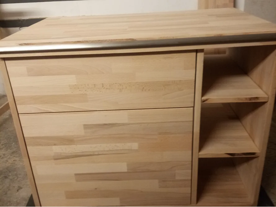 Holzschrank mit Schublade und Regalböden