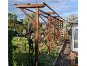 Rankgerüst aus Holz in einem Garten