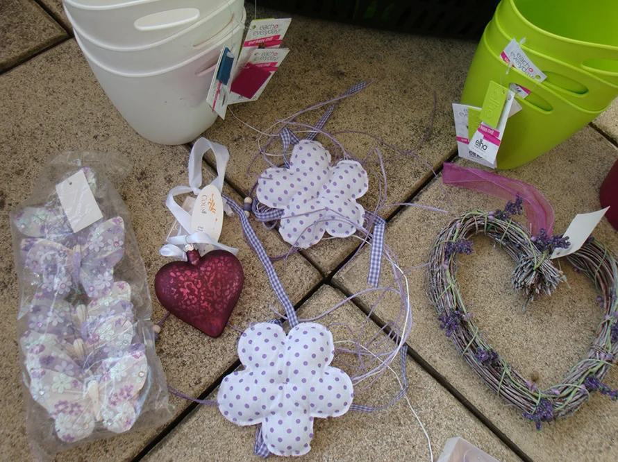 Lavendelkranz, Stoffblumen und Dekoherzen