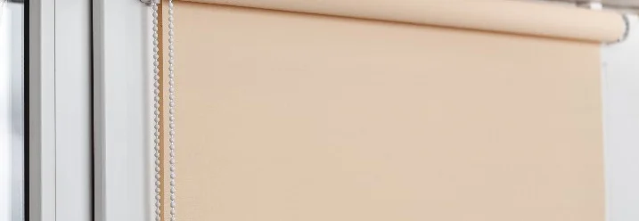 Beigefarbener Rollo an einem Fenster