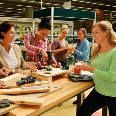 Personen bauen mit Akkuschrauber ein Möbelstück