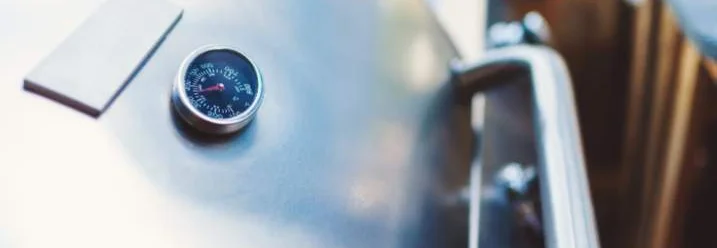 Einbauthermometer an einem Gasgrill.