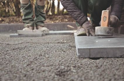 RT Terrasse anlegen Steinplatten 20 51 717x467 Steinplatten werden mit Gummihammer verlegt
