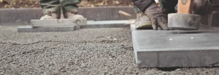 Person legt Terrassenplatten