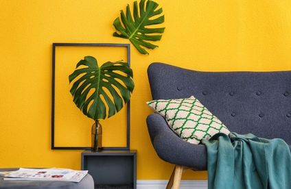 RT Waende bunt streichen gelbe Wand 20 45 717x467 Sofa und Deko vor gelber Wand