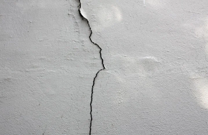 Weißer Putz mit Riss
