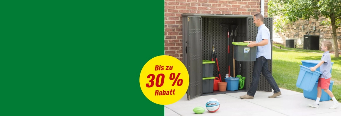 Bis zu 30 % Rabatt. Zwei Personen räumen einen Geräteschrank im Garten auf.