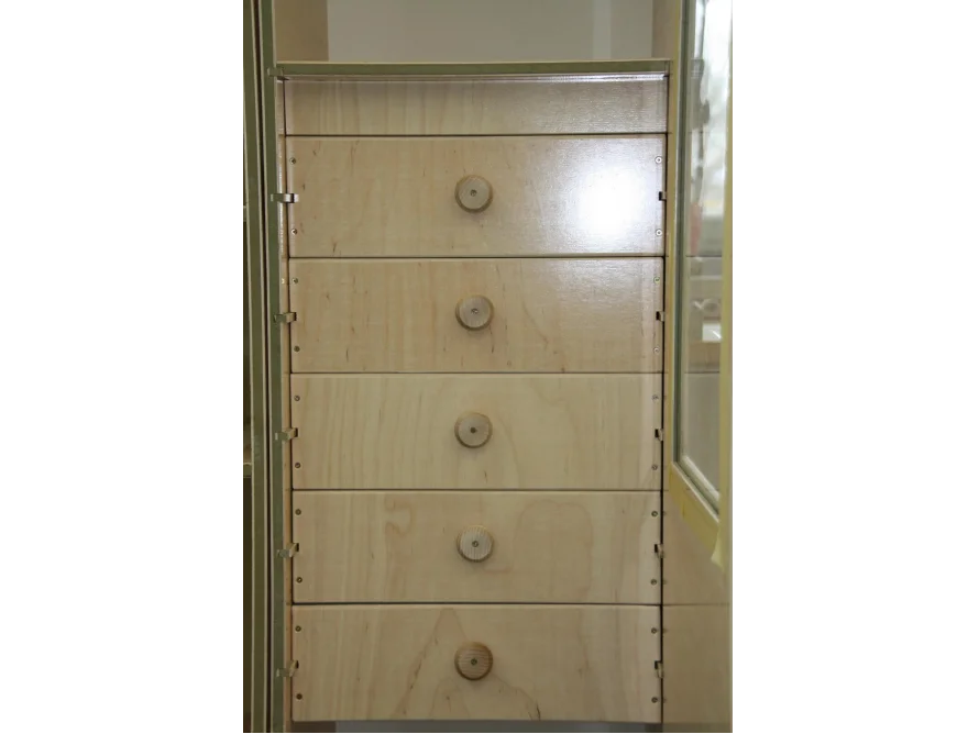 Holzschrank mit sechs Schubladen