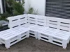 Weiße Palettenmöbel als Sitzecke