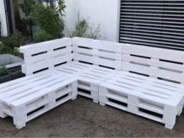 Weiße Palettenmöbel als Sitzecke