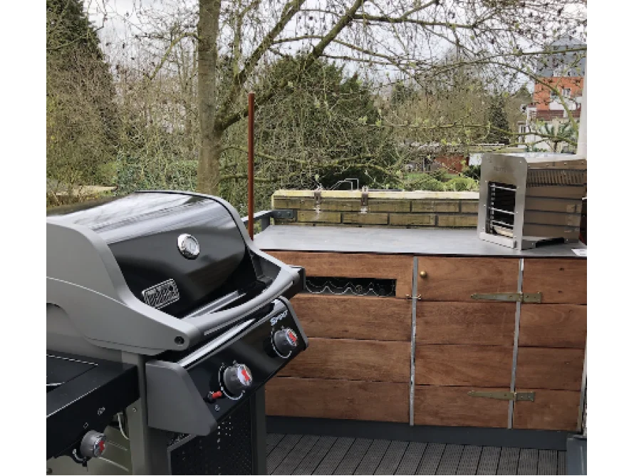 Ein Gasgrill auf einer Terrasse