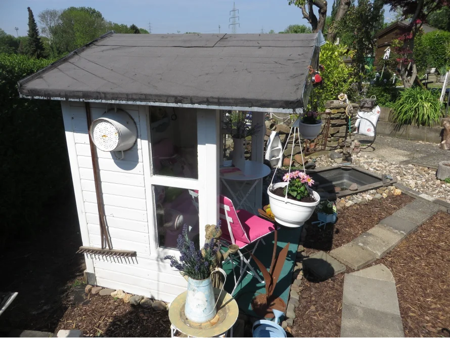 Gartenhaus mit Gartendekoration