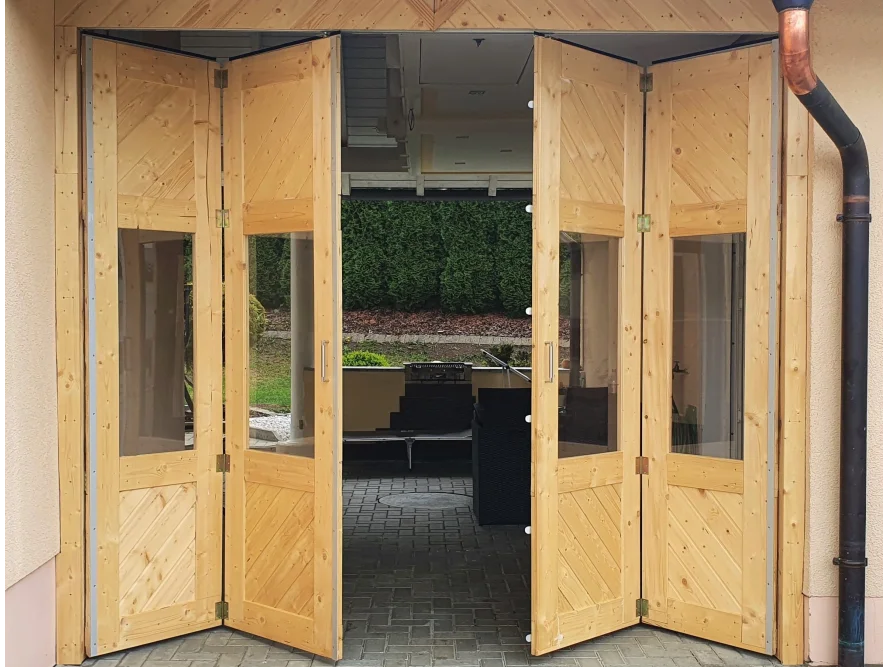 Offene Holzklappflügeltüren einer Garage