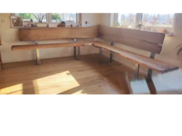 Eckenbank aus Holz mit Metallfüßen