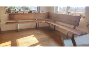 Eckenbank aus Holz mit Metallfüßen