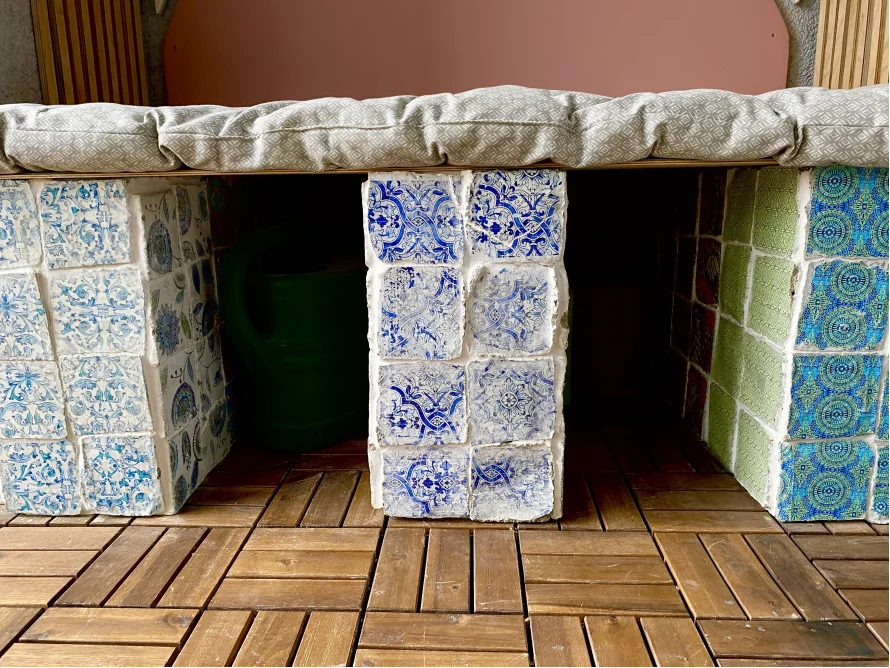 Holzbank mit Fliesen verziert