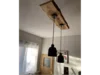 Rustikale Deckenlampe aus Holz mit zwei schwarzen Lampenschirmen