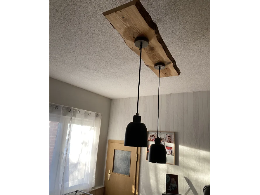 Rustikale Deckenlampe aus Holz mit zwei schwarzen Lampenschirmen