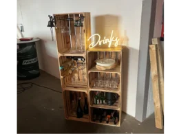 Ein selbstgebauter Getränkeregal aus Holzkisten.