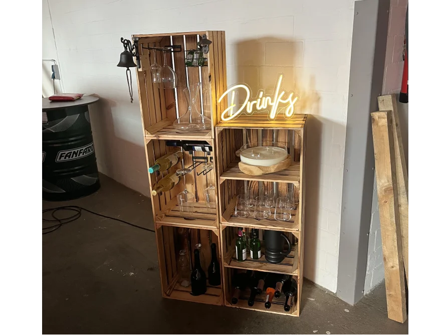 Ein selbstgebauter Getränkeregal aus Holzkisten.