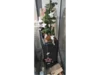 Kleiner Weihnachtsbaum auf einer Kommode
