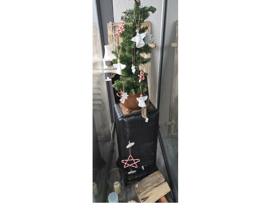 Kleiner Weihnachtsbaum auf einer Kommode