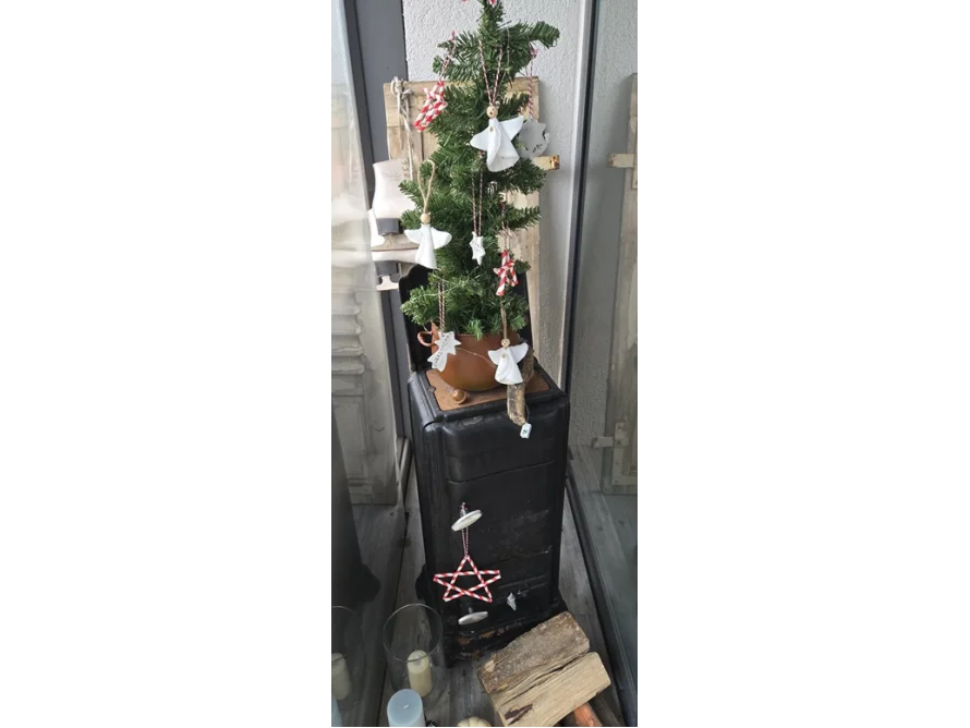 Kleiner Weihnachtsbaum auf einer Kommode