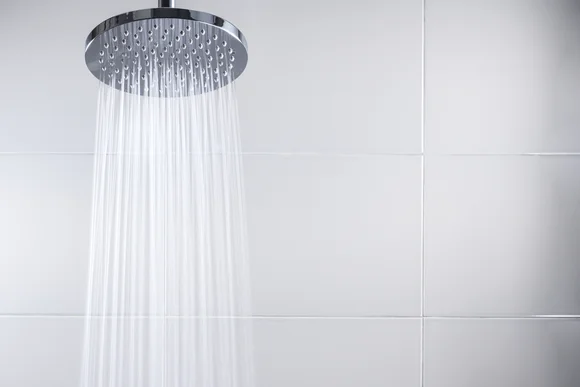 Duschkopf mit laufendem Wasser