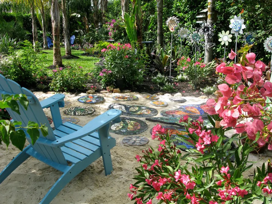 Bunter Garten mit Mosaik-Trittsteinen