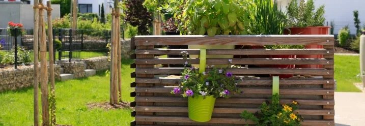 Holzwand mit Blumenkübeln