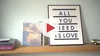 Schild mit der Aufschrift "All you need is love".