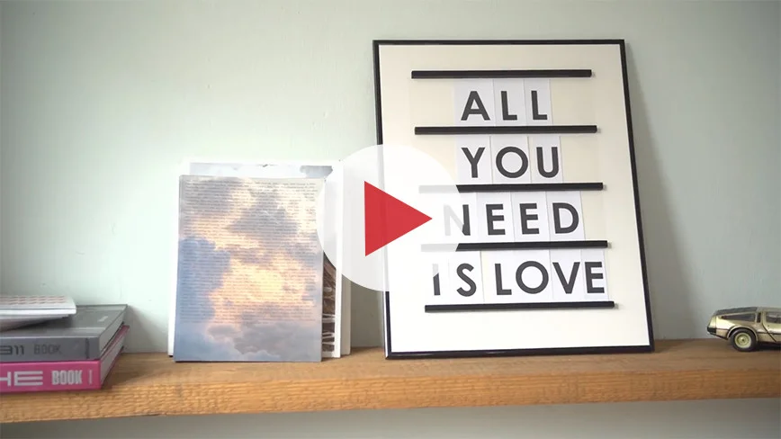 Schild mit der Aufschrift "All you need is love".