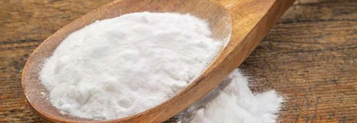 Backpulver in einem Holzlöffel