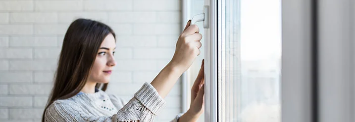 Person öffnet Fenster