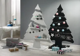 Zwei Weihnachtsbäume aus Holz