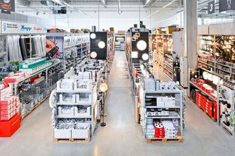 Blick in einen Elektrofachhandel mit Lampen und Zubehör