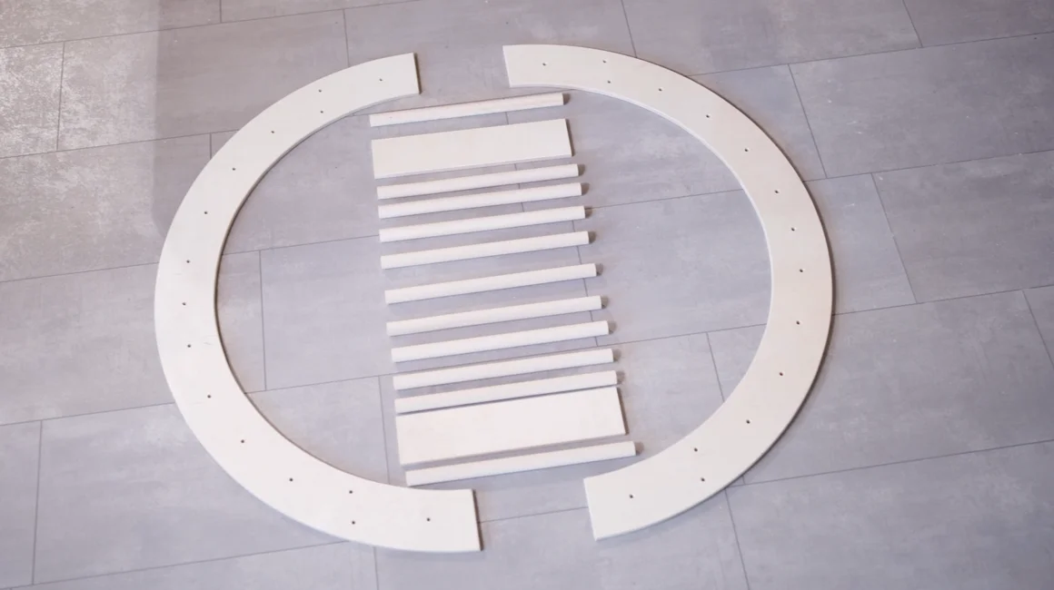 Zerlegte Holzteile für ein rundes Möbelstück