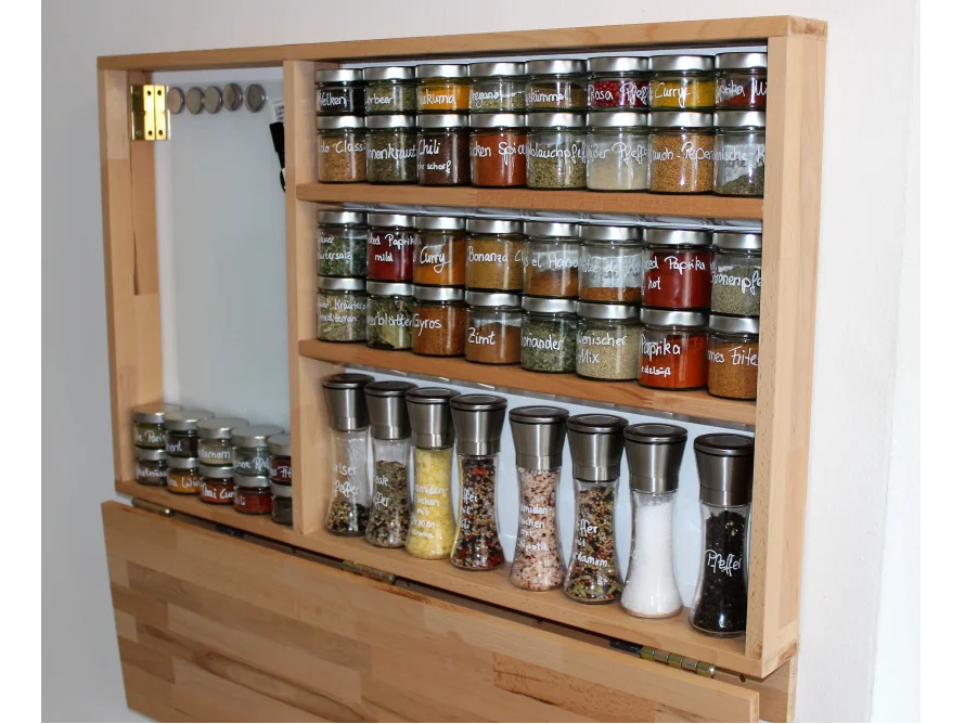Ein aufklappbarer Gewürzschrank aus Holz mit vielen Gewürzgläsern