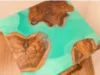Tischplatte aus Holz und türkisfarbenem Harz