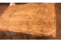 Holztischplatte mit Gravur