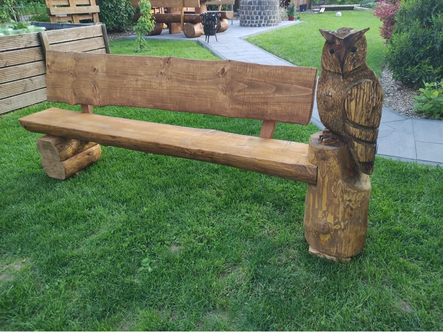 Holzbank mit Eulenfigur