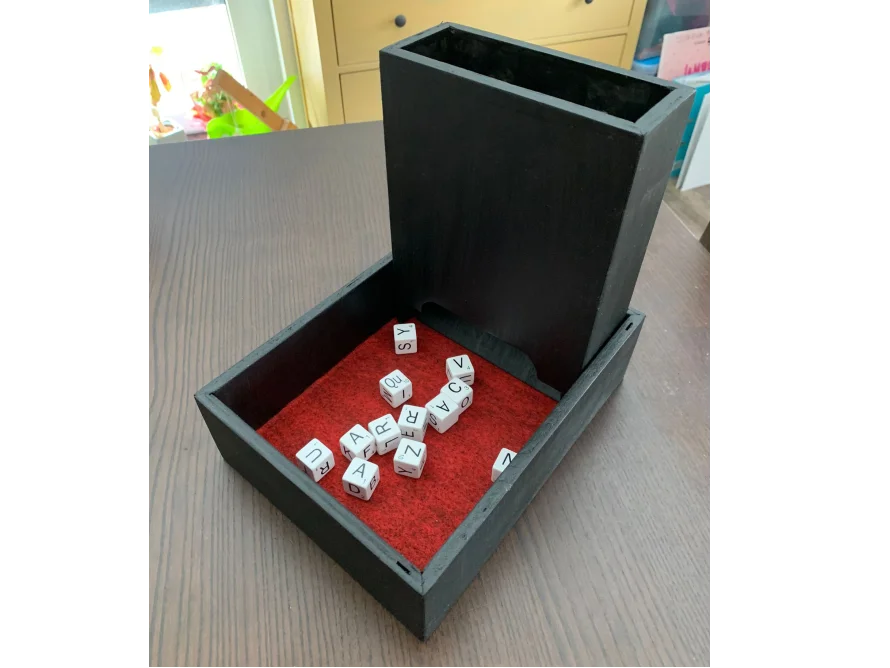 Schwarzer Holzwürfelbehälter mit Buchstabenwürfeln