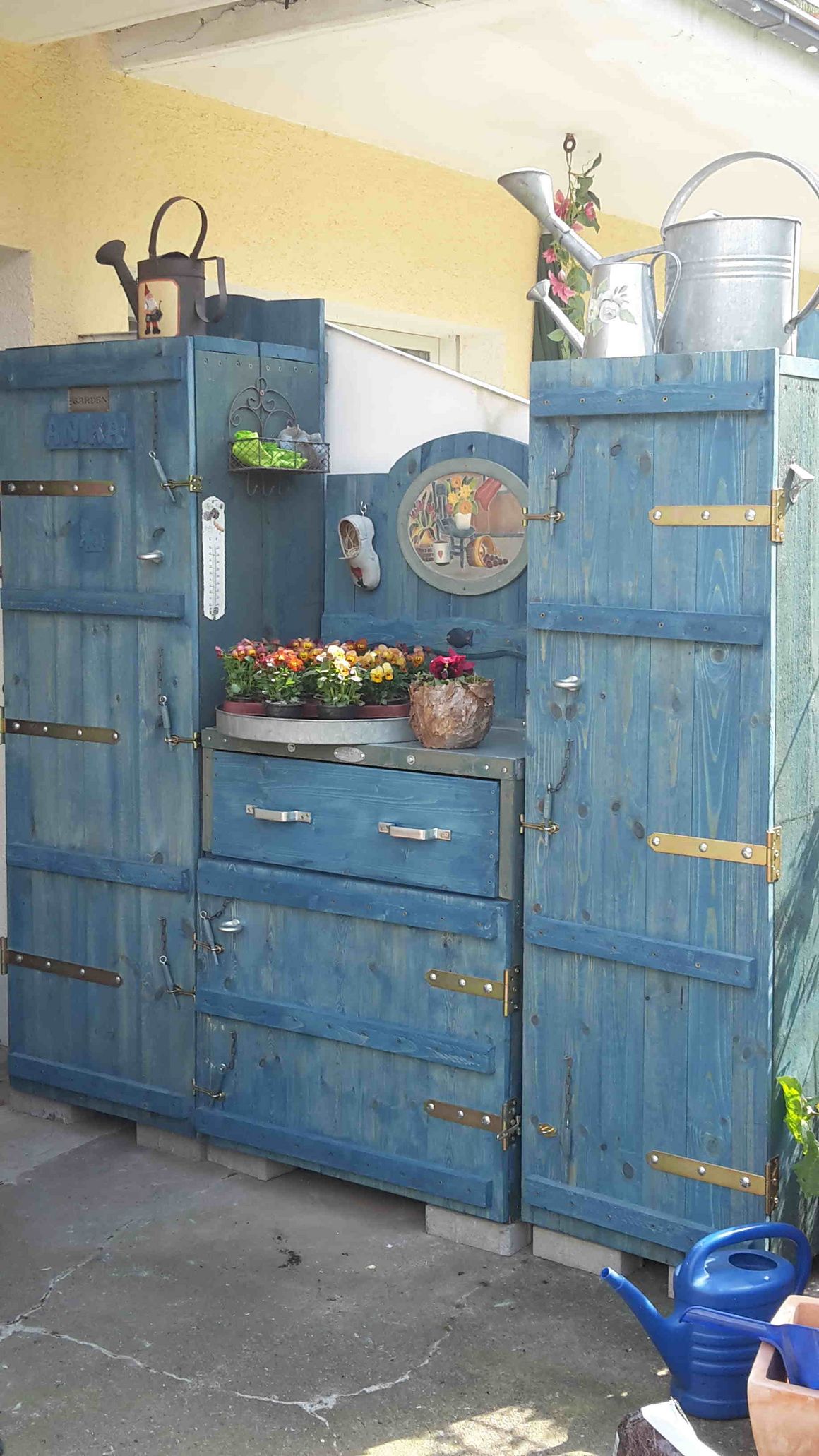 Anikas Gartenschrank und Pflanztisch