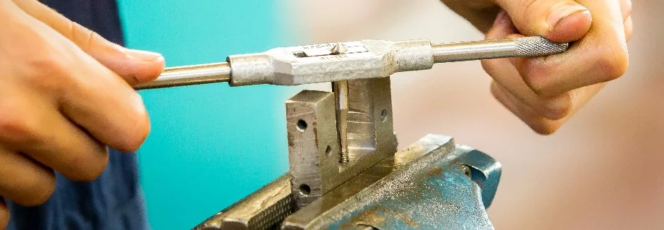 Hände schneiden Gewinde mit Schneideisen