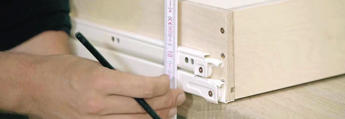 Person misst Schublade mit Zollstock aus