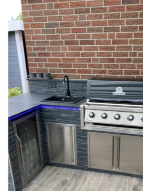 Moderne Außenküche mit Grill